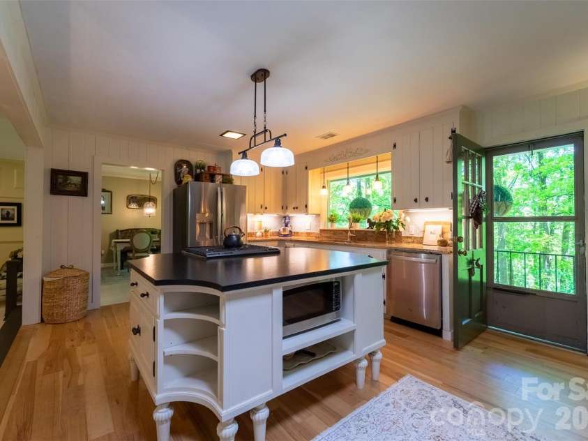77 Oakwood Lane, Sylva, NC 28779.  MLS# CAR4376555, YatesRealty ID 30364. 