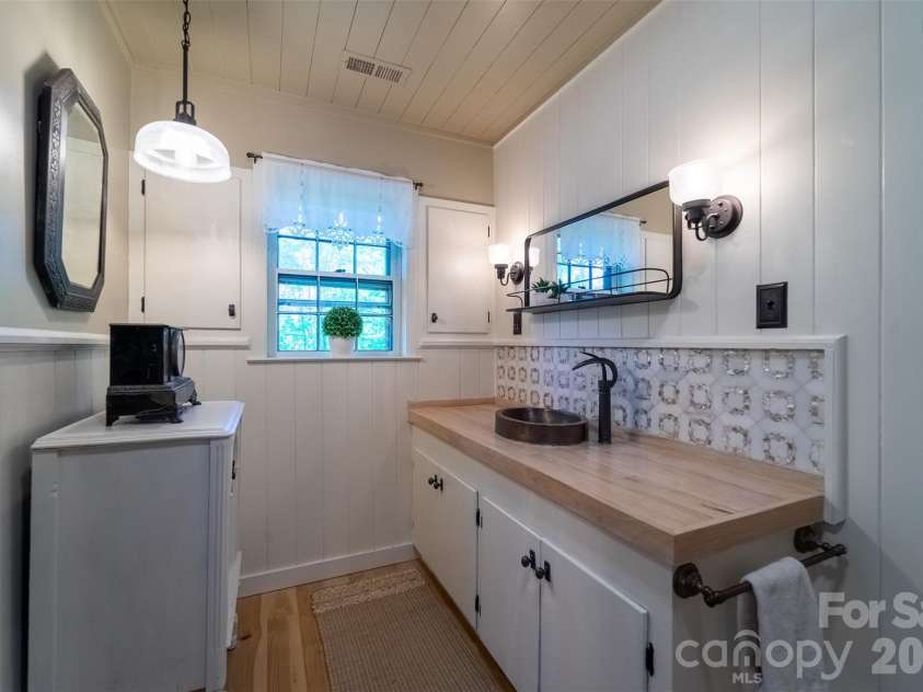 77 Oakwood Lane, Sylva, NC 28779.  MLS# CAR4376555, YatesRealty ID 30364. 