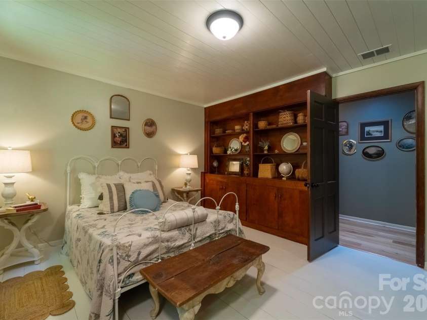 77 Oakwood Lane, Sylva, NC 28779.  MLS# CAR4376555, YatesRealty ID 30364. 
