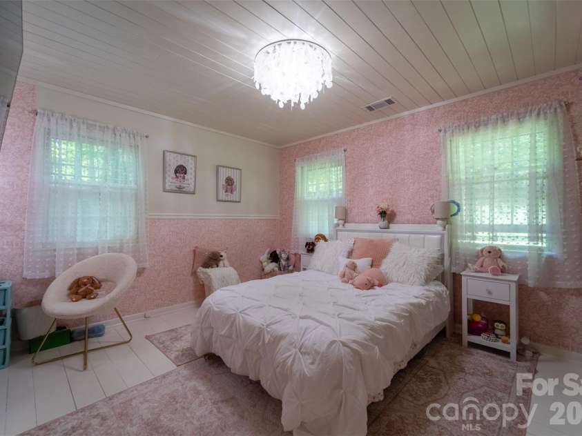 77 Oakwood Lane, Sylva, NC 28779.  MLS# CAR4376555, YatesRealty ID 30364. 