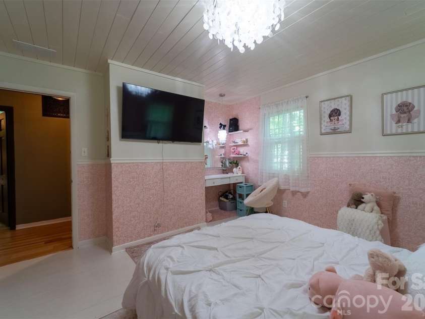 77 Oakwood Lane, Sylva, NC 28779.  MLS# CAR4376555, YatesRealty ID 30364. 