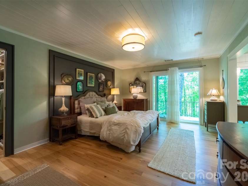 77 Oakwood Lane, Sylva, NC 28779.  MLS# CAR4376555, YatesRealty ID 30364. 