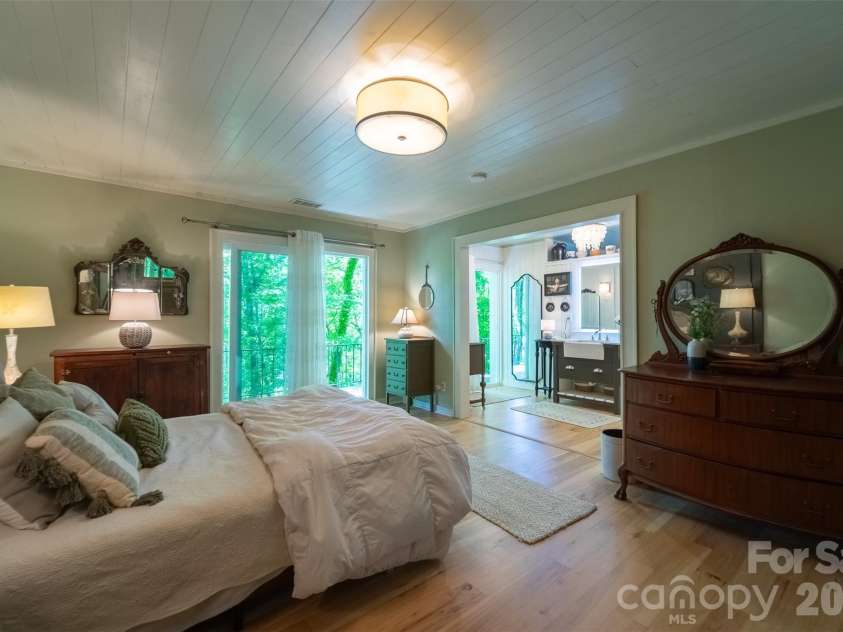77 Oakwood Lane, Sylva, NC 28779.  MLS# CAR4376555, YatesRealty ID 30364. 