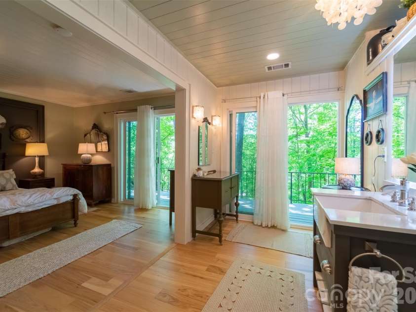 77 Oakwood Lane, Sylva, NC 28779.  MLS# CAR4376555, YatesRealty ID 30364. 