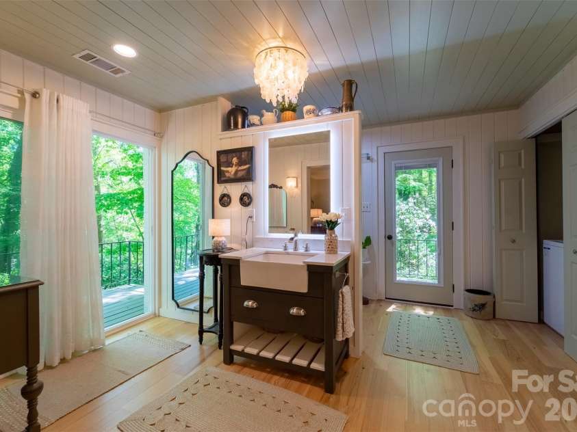 77 Oakwood Lane, Sylva, NC 28779.  MLS# CAR4376555, YatesRealty ID 30364. 