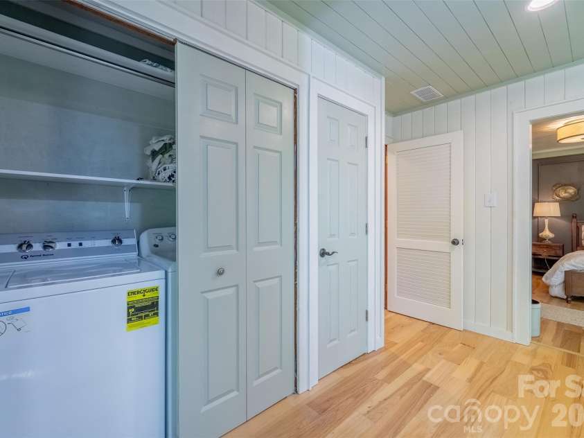 77 Oakwood Lane, Sylva, NC 28779.  MLS# CAR4376555, YatesRealty ID 30364. 