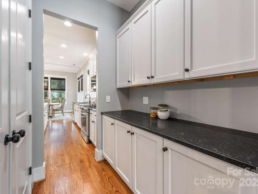 1620 Arnold Drive, Charlotte, NC 28205.  MLS# CAR4261457, YatesRealty ID 30365. 