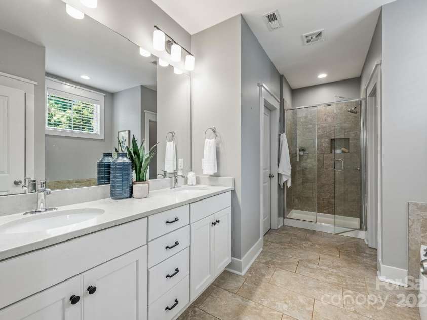 1620 Arnold Drive, Charlotte, NC 28205.  MLS# CAR4261457, YatesRealty ID 30365. 