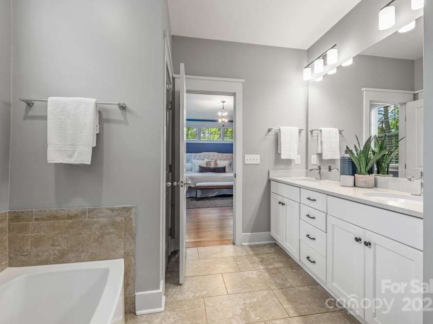 1620 Arnold Drive, Charlotte, NC 28205.  MLS# CAR4261457, YatesRealty ID 30365. 