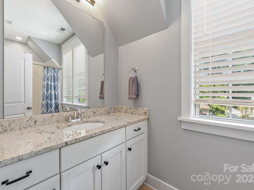 1620 Arnold Drive, Charlotte, NC 28205.  MLS# CAR4261457, YatesRealty ID 30365. 