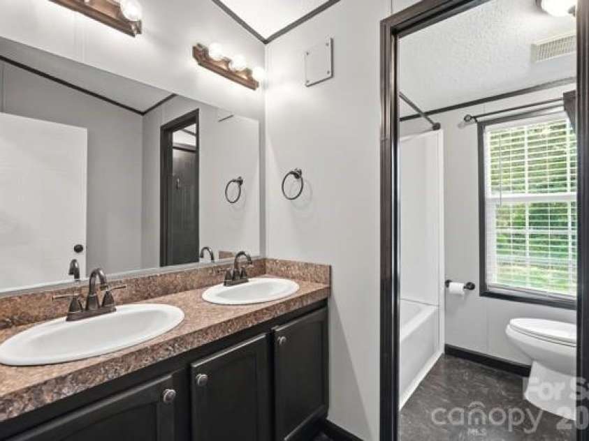 864 Stowe Lane, Gastonia, NC 28056.  MLS# CAR4385631, YatesRealty ID 30365. 2nd Bathroom