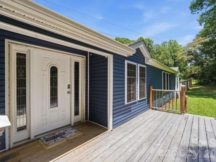 864 Stowe Lane, Gastonia, NC 28056.  MLS# CAR4385631, YatesRealty ID 30365. 