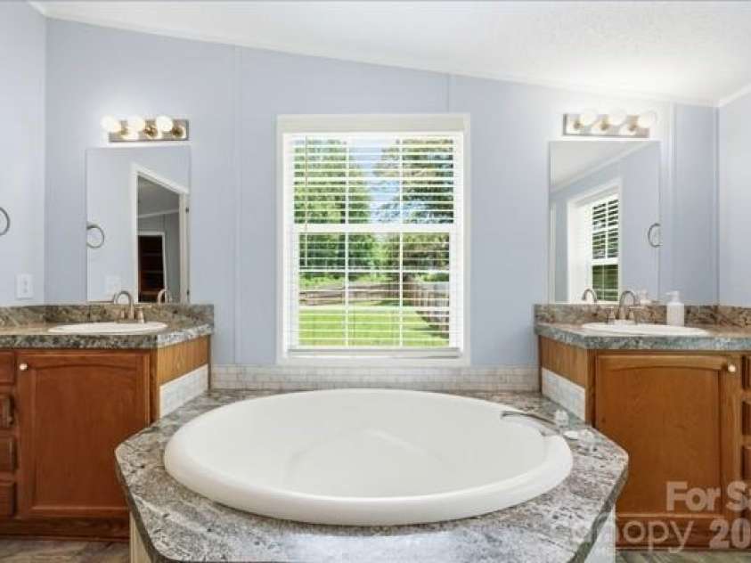 864 Stowe Lane, Gastonia, NC 28056.  MLS# CAR4385631, YatesRealty ID 30365. 