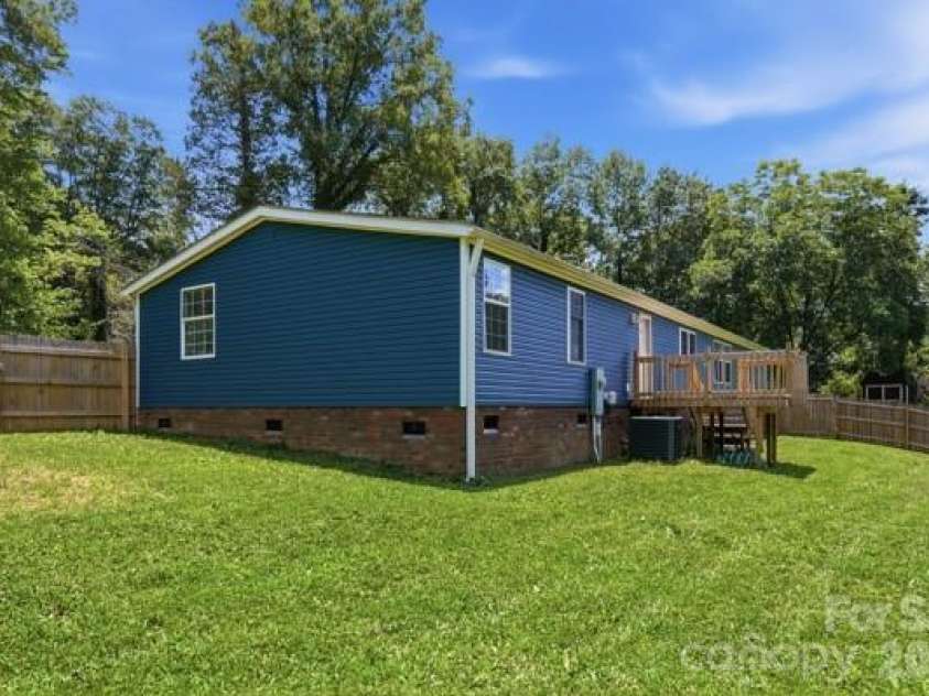 864 Stowe Lane, Gastonia, NC 28056.  MLS# CAR4385631, YatesRealty ID 30365. 