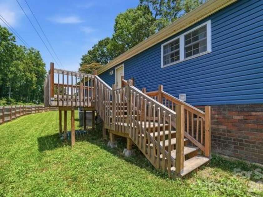 864 Stowe Lane, Gastonia, NC 28056.  MLS# CAR4385631, YatesRealty ID 30365. 