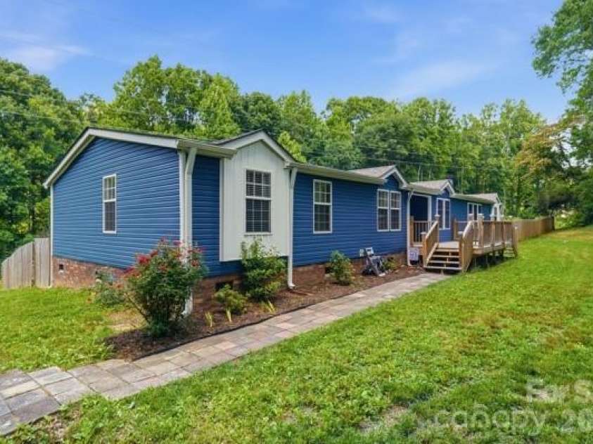 864 Stowe Lane, Gastonia, NC 28056.  MLS# CAR4385631, YatesRealty ID 30365. Beautiful landscaping
