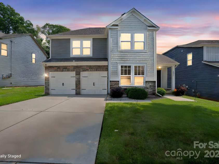 10012 Michael Crossing Drive, Charlotte, NC 28213.  MLS# CAR4267353, YatesRealty ID 30366. 