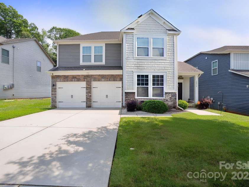 10012 Michael Crossing Drive, Charlotte, NC 28213.  MLS# CAR4267353, YatesRealty ID 30366. Front exterior - beautiful daytime curb appeal with shaded tree.