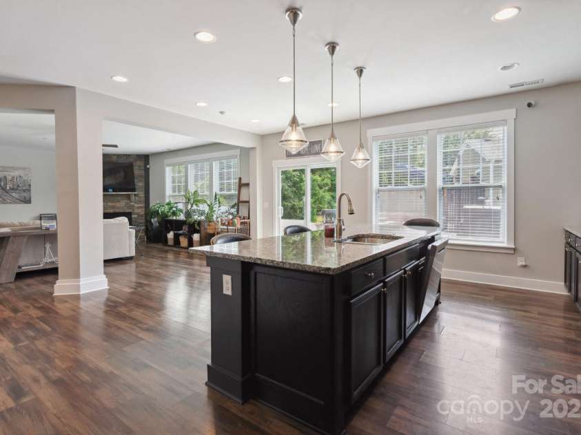 10012 Michael Crossing Drive, Charlotte, NC 28213.  MLS# CAR4267353, YatesRealty ID 30366. Oversized island w/ pendant lighting.