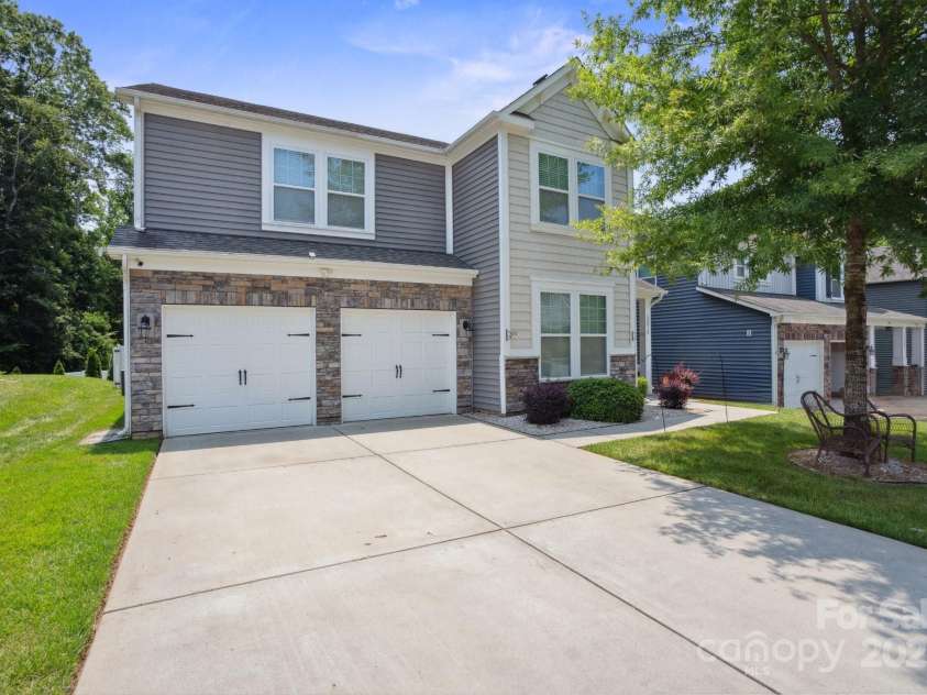 10012 Michael Crossing Drive, Charlotte, NC 28213.  MLS# CAR4267353, YatesRealty ID 30366. Welcoming front entry - charming covered porch entryway.