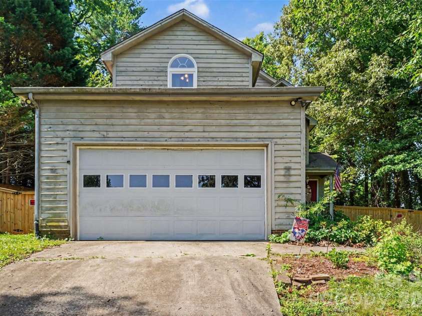 141 32nd Avenue, Hickory, NC 28601.  MLS# CAR4393399, YatesRealty ID 30374. 