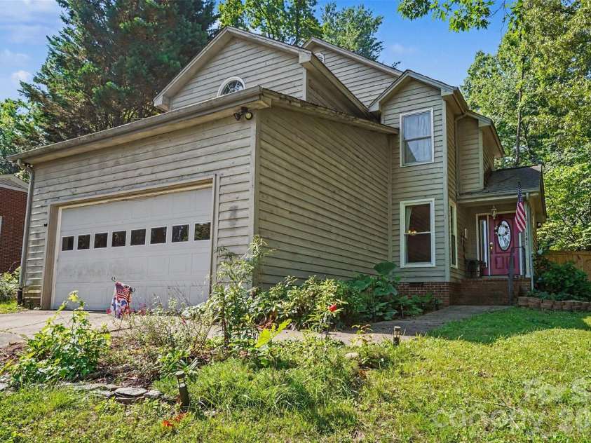 141 32nd Avenue, Hickory, NC 28601.  MLS# CAR4393399, YatesRealty ID 30374. 