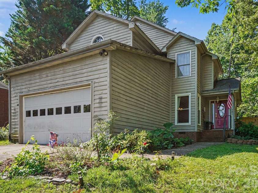 141 32nd Avenue, Hickory, NC 28601.  MLS# CAR4393399, YatesRealty ID 30374. 