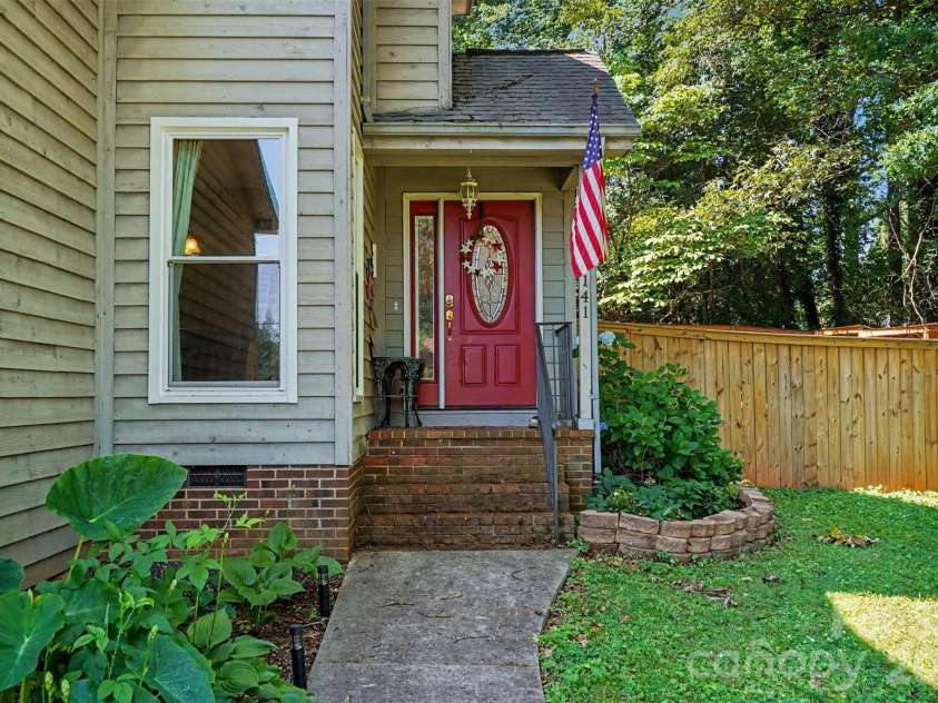 141 32nd Avenue, Hickory, NC 28601.  MLS# CAR4393399, YatesRealty ID 30374. 