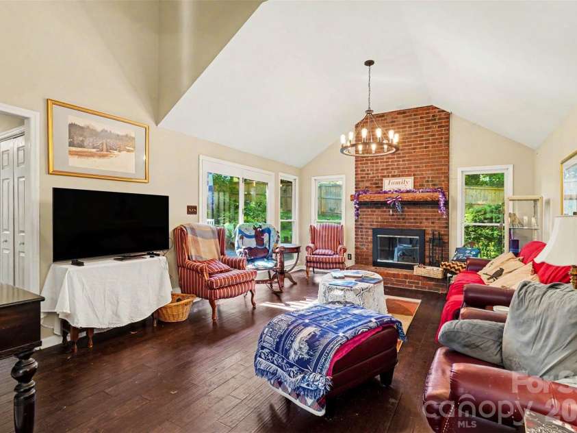 141 32nd Avenue, Hickory, NC 28601.  MLS# CAR4393399, YatesRealty ID 30374. 