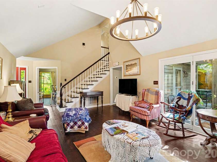 141 32nd Avenue, Hickory, NC 28601.  MLS# CAR4393399, YatesRealty ID 30374. 