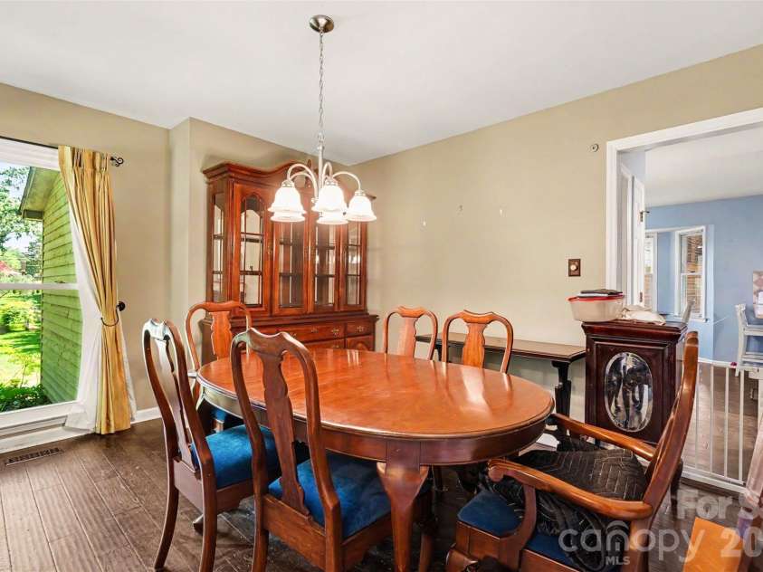 141 32nd Avenue, Hickory, NC 28601.  MLS# CAR4393399, YatesRealty ID 30374. 