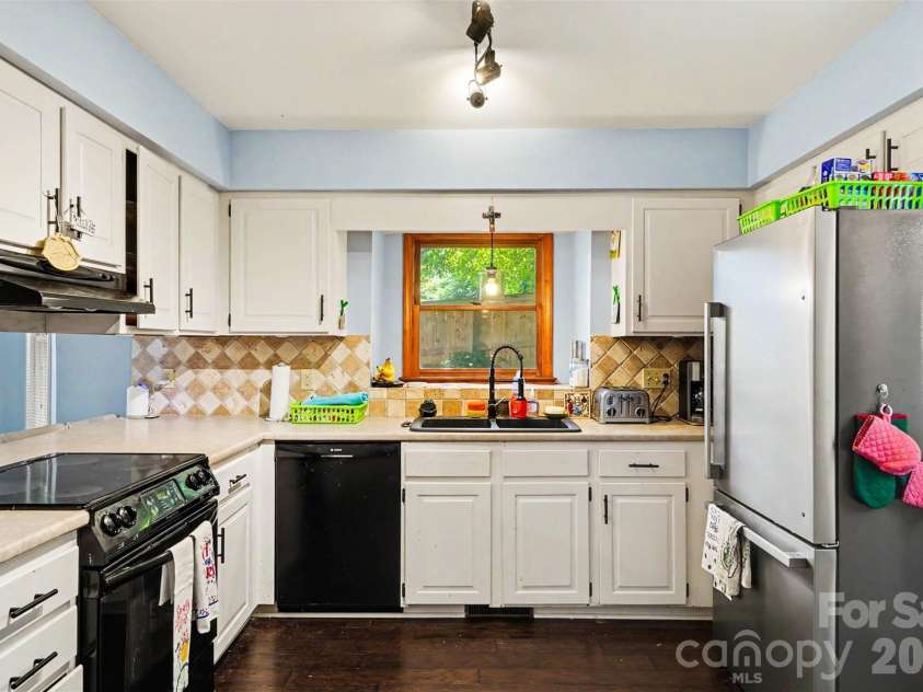 141 32nd Avenue, Hickory, NC 28601.  MLS# CAR4393399, YatesRealty ID 30374. 