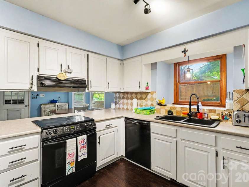 141 32nd Avenue, Hickory, NC 28601.  MLS# CAR4393399, YatesRealty ID 30374. 