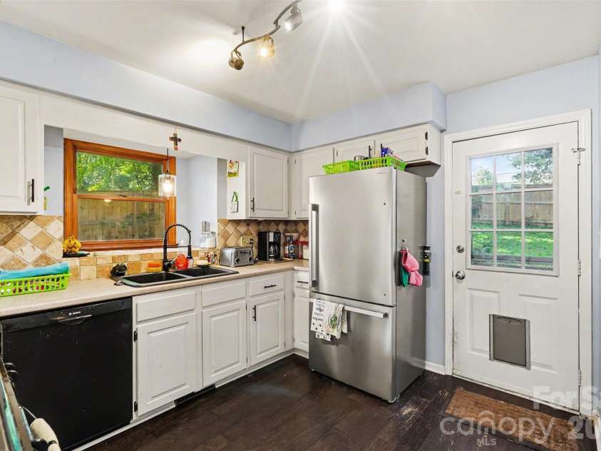 141 32nd Avenue, Hickory, NC 28601.  MLS# CAR4393399, YatesRealty ID 30374. 