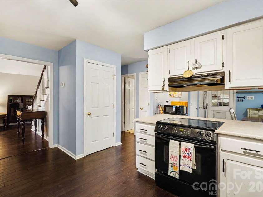 141 32nd Avenue, Hickory, NC 28601.  MLS# CAR4393399, YatesRealty ID 30374. 