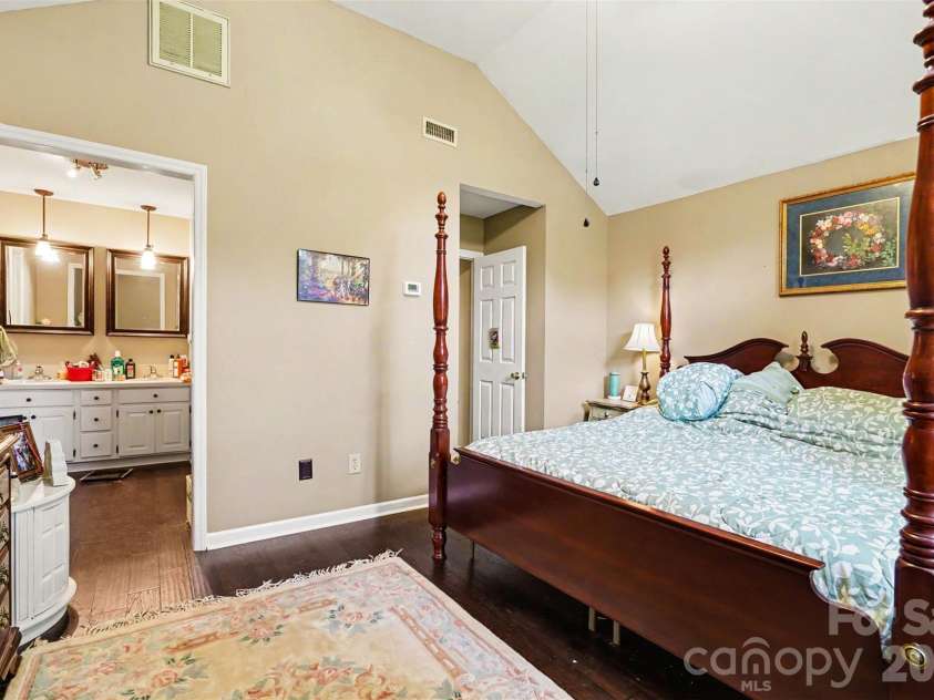 141 32nd Avenue, Hickory, NC 28601.  MLS# CAR4393399, YatesRealty ID 30374. 
