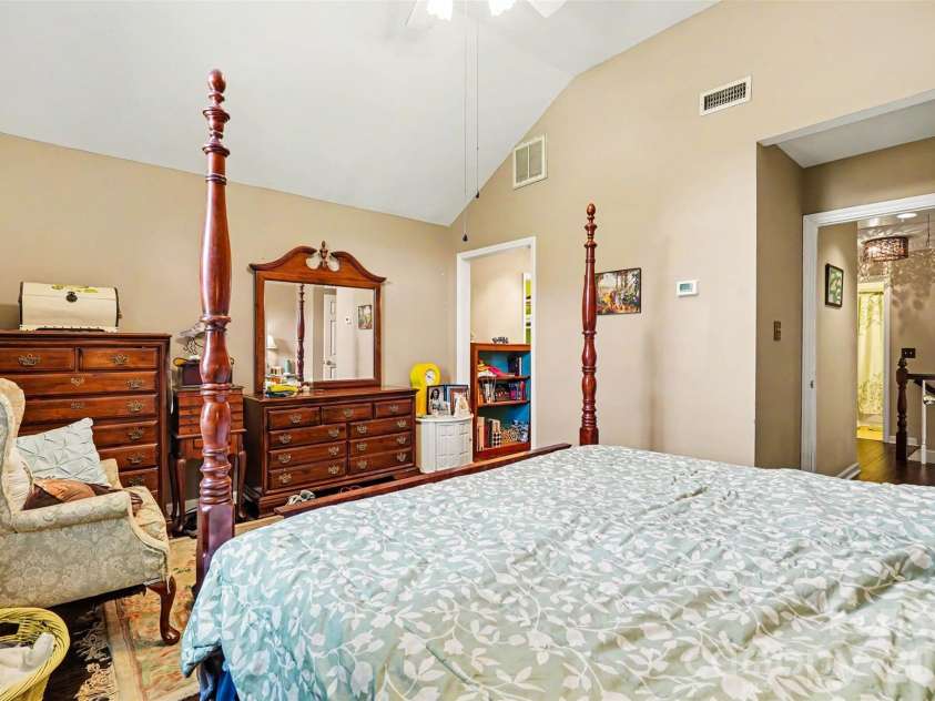 141 32nd Avenue, Hickory, NC 28601.  MLS# CAR4393399, YatesRealty ID 30374. 