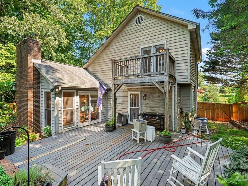 141 32nd Avenue, Hickory, NC 28601.  MLS# CAR4393399, YatesRealty ID 30374. 