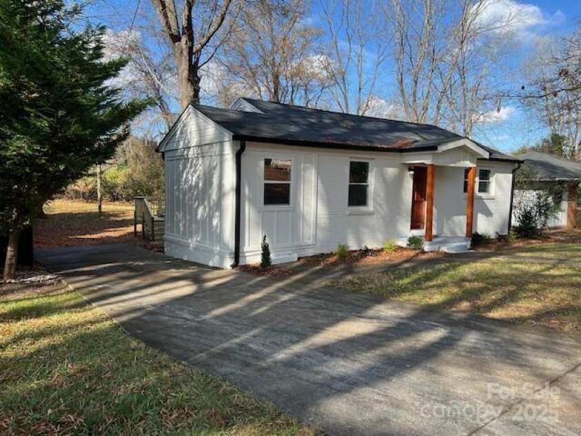 345 Fannie Circle, Charlotte, NC 28205.  MLS# CAR4329791, YatesRealty ID 30374. 