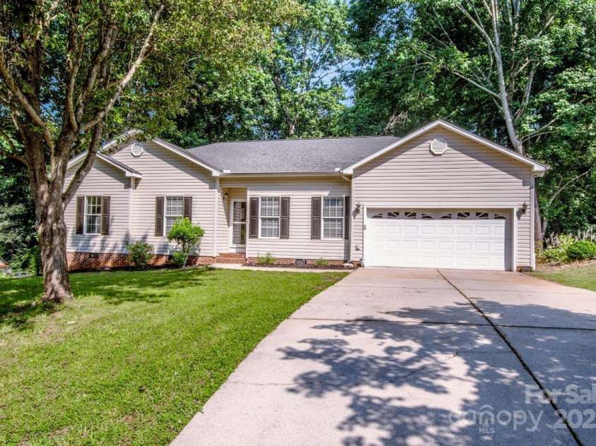 146 Valley Glen Drive, Troutman, NC 28166.  MLS# CAR4321225, YatesRealty ID 30375. Lush yard in the Spring and Summer