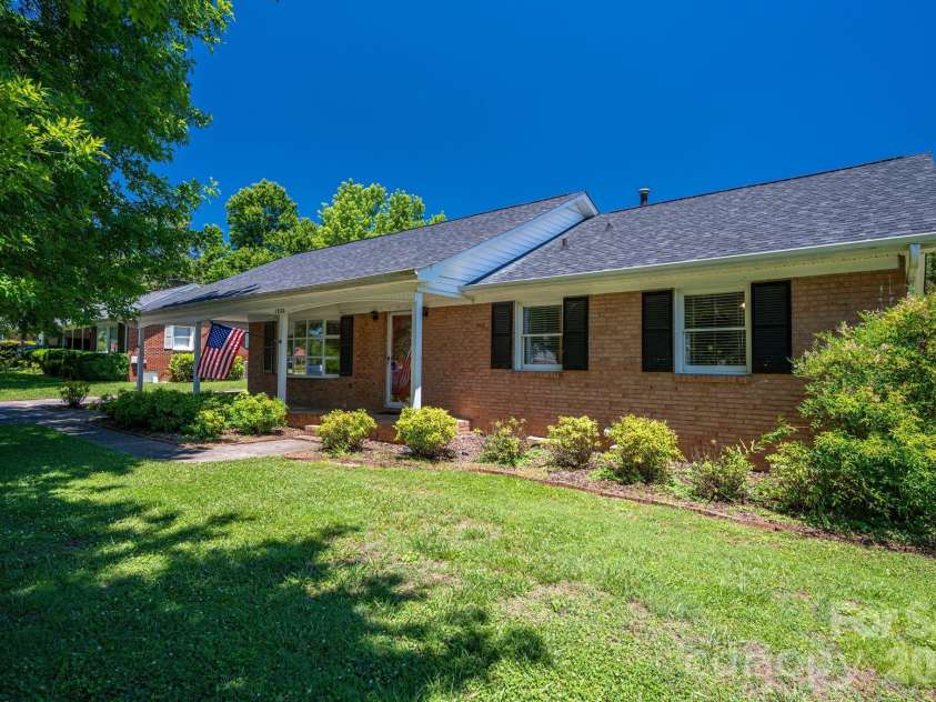 1920 Echo Lane, Gastonia, NC 28052.  MLS# CAR4384431, YatesRealty ID 30377. 