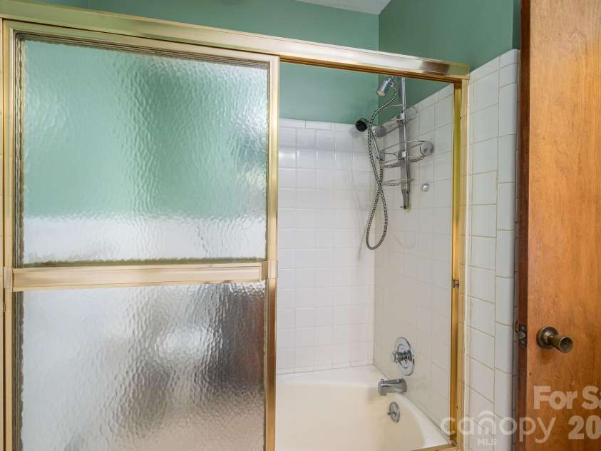 1920 Echo Lane, Gastonia, NC 28052.  MLS# CAR4384431, YatesRealty ID 30377. 