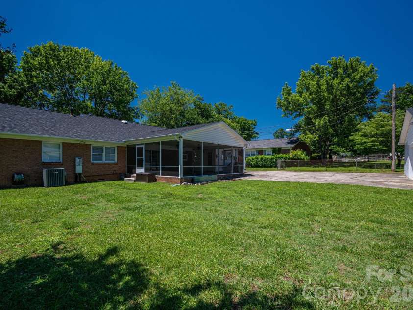 1920 Echo Lane, Gastonia, NC 28052.  MLS# CAR4384431, YatesRealty ID 30377. 