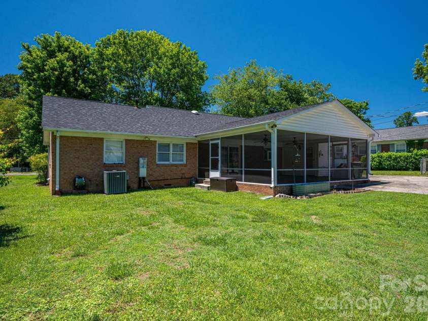 1920 Echo Lane, Gastonia, NC 28052.  MLS# CAR4384431, YatesRealty ID 30377. 