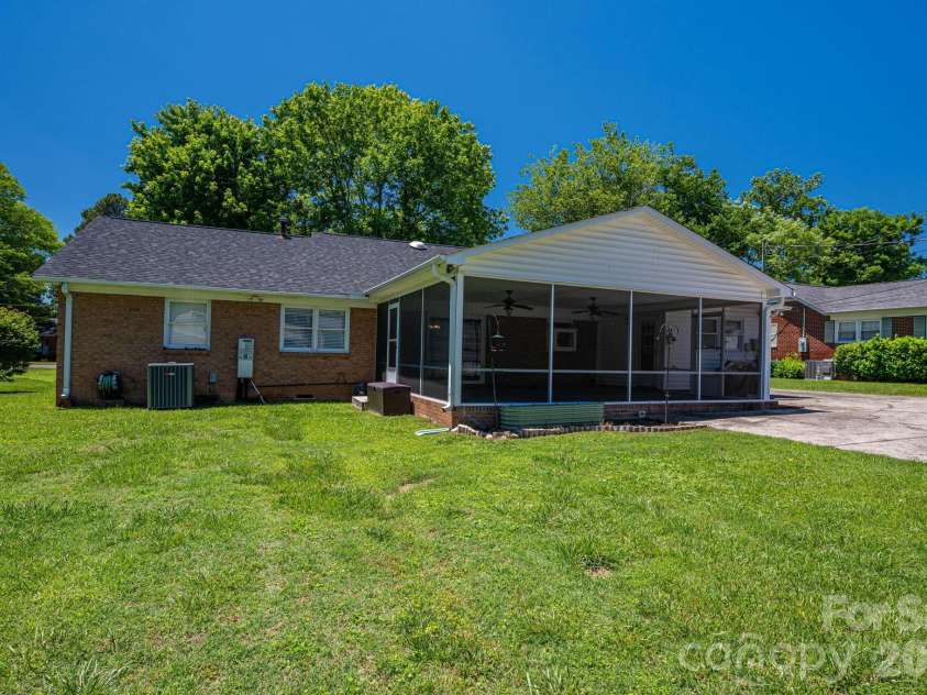 1920 Echo Lane, Gastonia, NC 28052.  MLS# CAR4384431, YatesRealty ID 30377. 