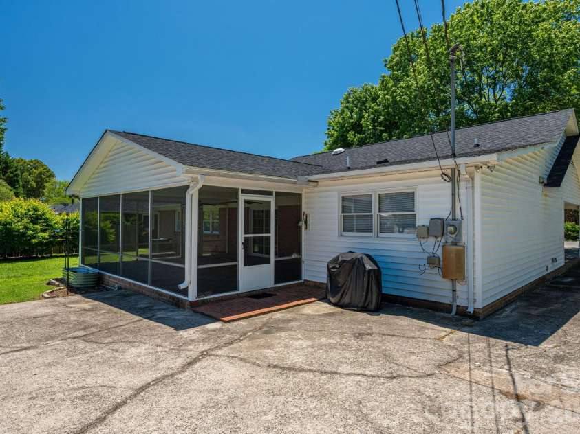 1920 Echo Lane, Gastonia, NC 28052.  MLS# CAR4384431, YatesRealty ID 30377. 