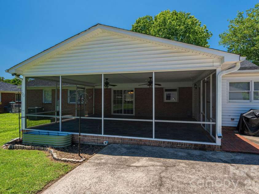 1920 Echo Lane, Gastonia, NC 28052.  MLS# CAR4384431, YatesRealty ID 30377. 