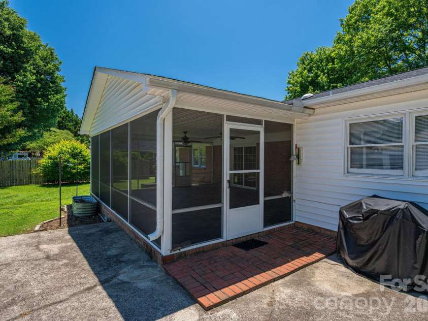 1920 Echo Lane, Gastonia, NC 28052.  MLS# CAR4384431, YatesRealty ID 30377. 