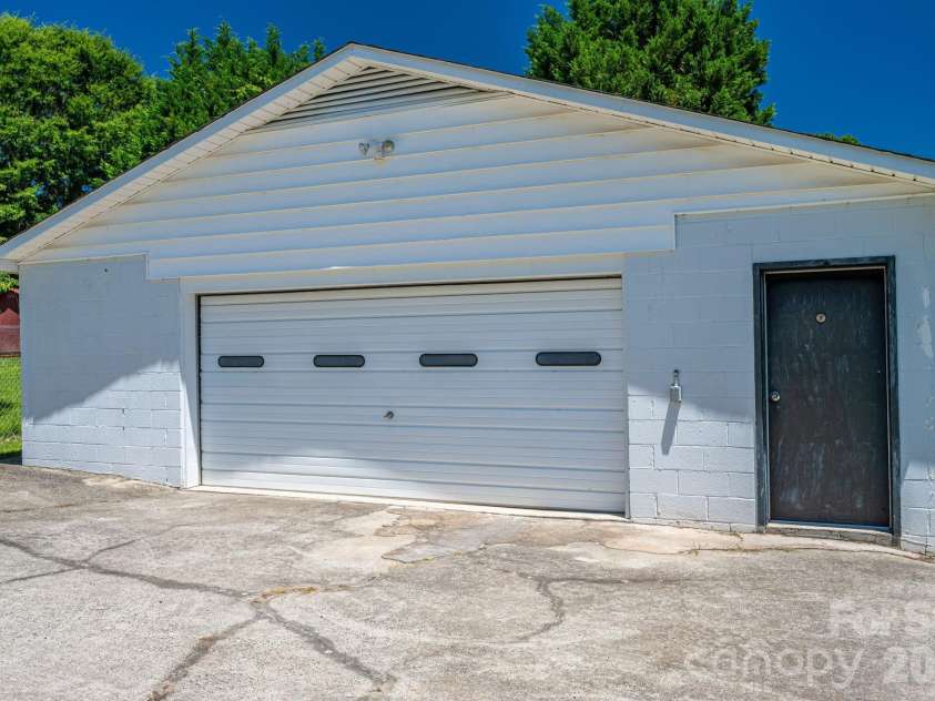 1920 Echo Lane, Gastonia, NC 28052.  MLS# CAR4384431, YatesRealty ID 30377. 