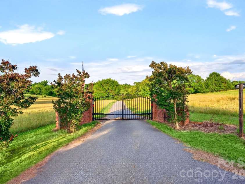 502 Hickory Hollow Road, Inman, SC 29349.  MLS# CAR4383931, YatesRealty ID 30381. 